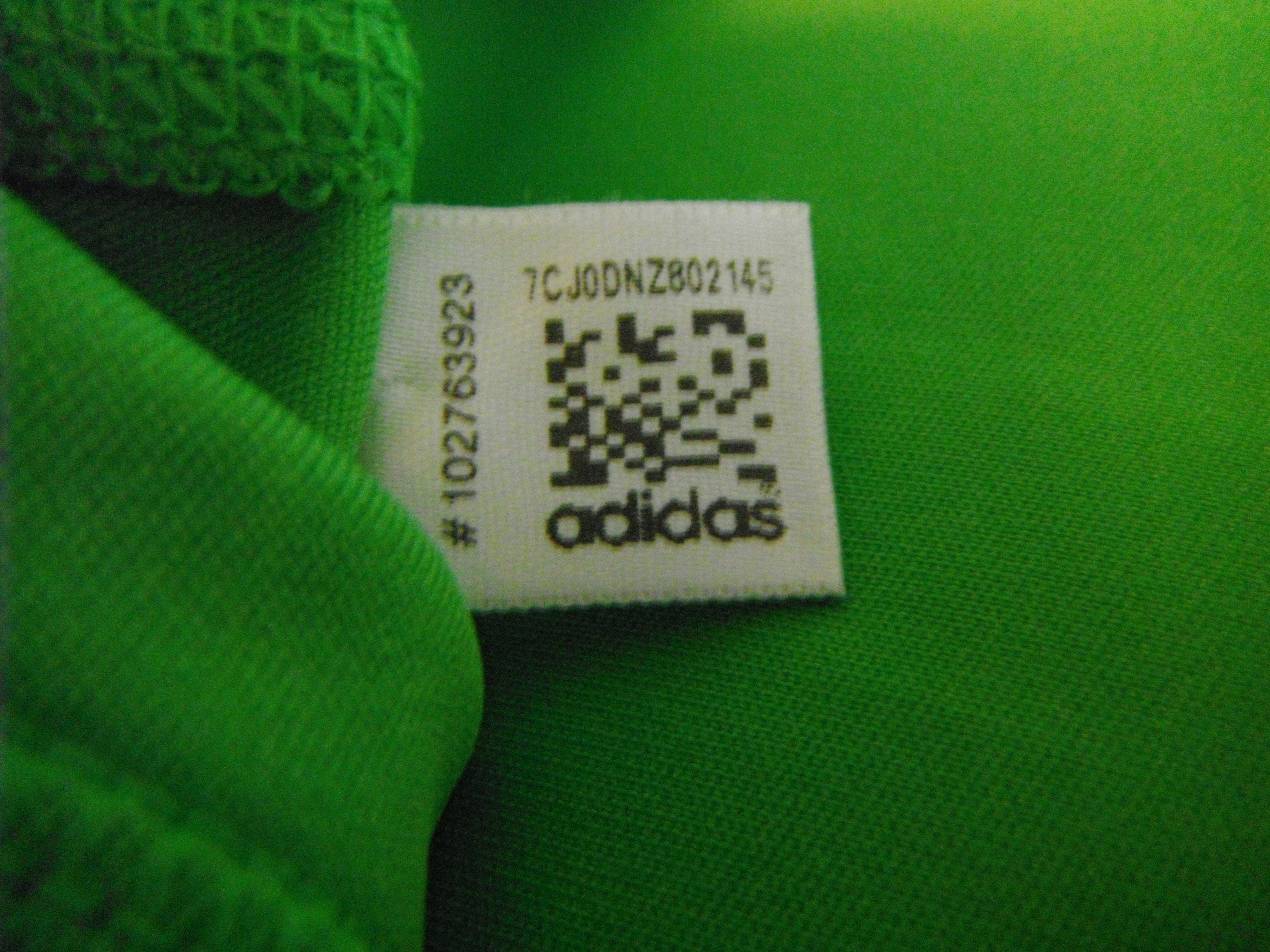 Проверить кроссовки по qr коду. Adidas QR code. QR код на одежде. Бирка с QR кодом на одежде. QR код adidas.